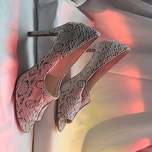 TAHARI LEOPARD SNAKE PRINT LEATHER PEEP TOE PUMP in 6 1/2 cream/black/grey